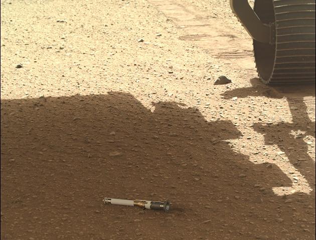 Einer der von „Perseverance“ auf der Marsoberfläche abgelegten Probebehälter. (Klicken Sie auf die Bildmitte, um zu einer vergrößerten Darstellung zu gelangen.)Copyright: NASA/JPL-Caltech/MSSS