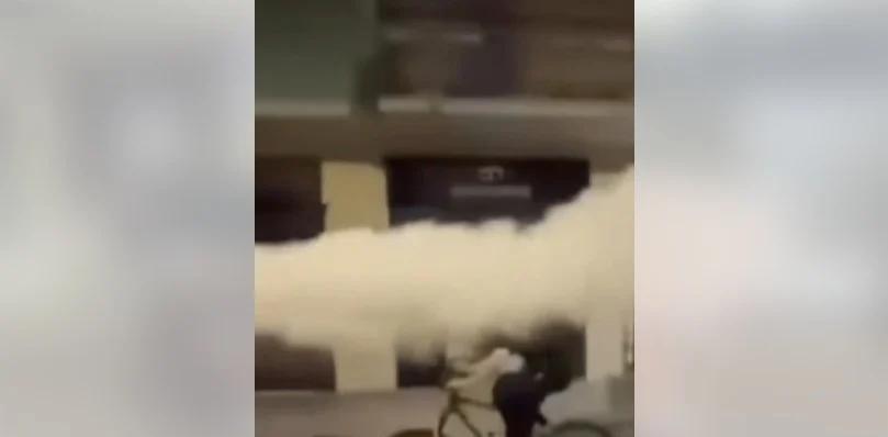 Follia a Salerno: sfrecciano in scooter e spruzzano un estintore contro un ciclista a Pastena