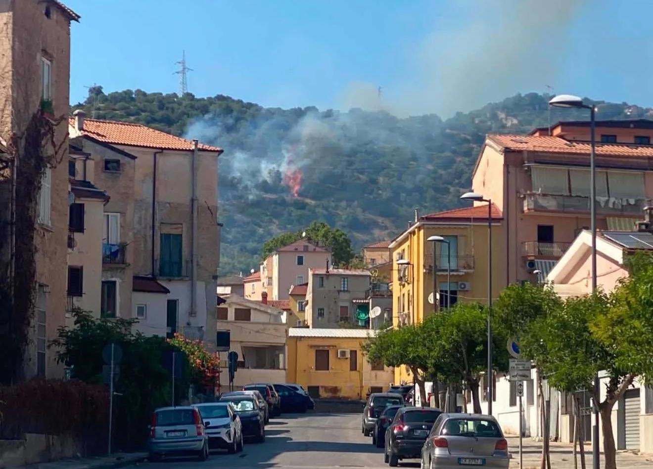 Nuovo incendio a Eboli: fiamme a ridosso di piazza Borgo