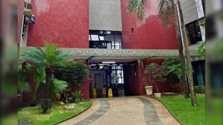 Empregado demitido por trabalhar 4 minutos a mais tem demissão por justa causa anulada pela Justiça em MG