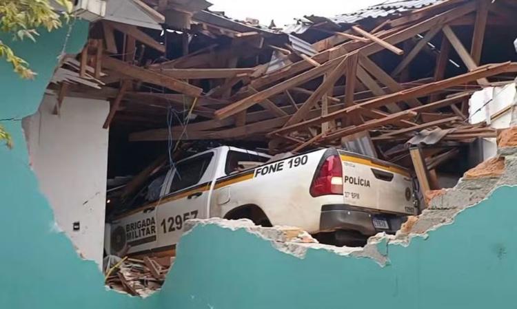 Viatura da PM perde o controle após atender capotamento e invade casa no RS