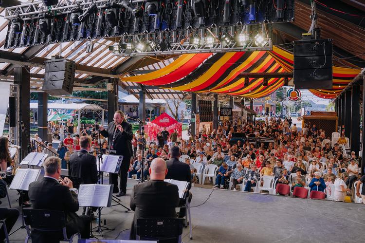 FESTIVAL INTERNACIONAL DE FOLCLORE E FÉRIAS DE INVERNO AQUECEM TURISMO EM NOVA PETROPOLIS