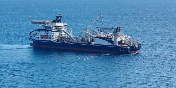 Cavi elettrici tra Sicilia e Calabria, Terna avvia la posa: nello Stretto recuperata un’anfora antica