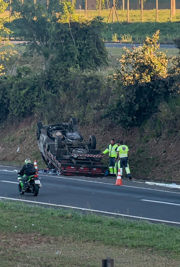 Caminhão fica com rodas para cima após acidente às margens da Rodovia Luiz de Queiroz em Santa Bárbara