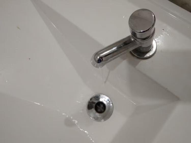 Moradores de Petrolina relatam falta de água há 5 dias após problema em manutenção da Compesa; empresa diz que retorno é gradativo