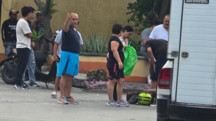 ¡Se salva de milagro! Motociclista derrapa en curva de Zacatepec y casi es arrollada