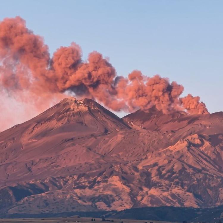 Etna, nuova emissione di cenere lavica: voli sospesi a Catania
