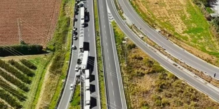 Calabria, Fedralog sospende il fermo dei tir alla vigilia del Cdm: risposte adeguate o grande corteo verso Roma