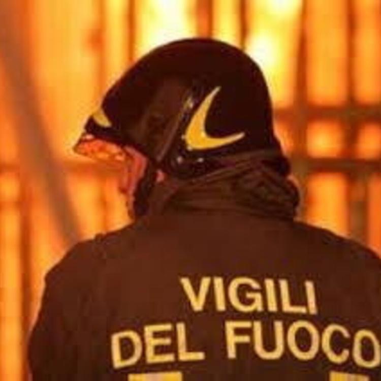 Caltanissetta, vigile del fuoco muore per un malore mentre spegne un incendio
