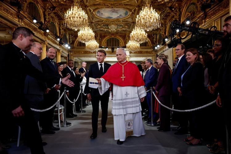 Na França, papa Leão XIV diz que IA deve respeitar dignidade humana e dá indireta sobre lei de eutanásia