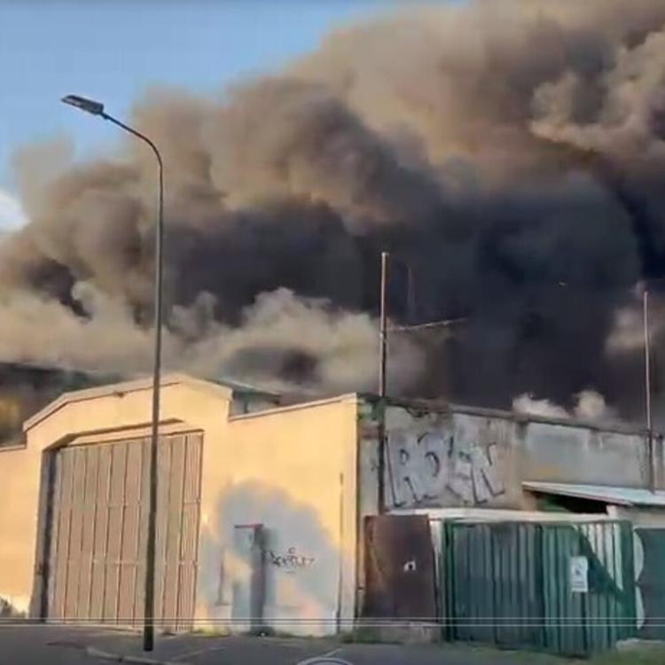 Milano, vasto incendio nel capannone della Bartolini