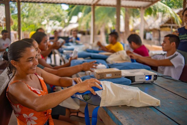 Iniciativa de inclusão digital leva cursos de informática e gestão de negócios a mais de 600 domicílios no interior de Juruti