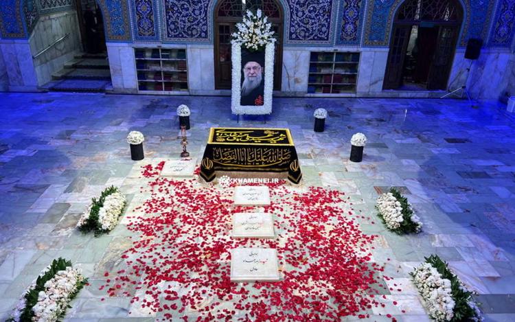 VÍDEO: Irã abre visitas ao túmulo de Ali Khamenei, e iranianos lotam santuário
