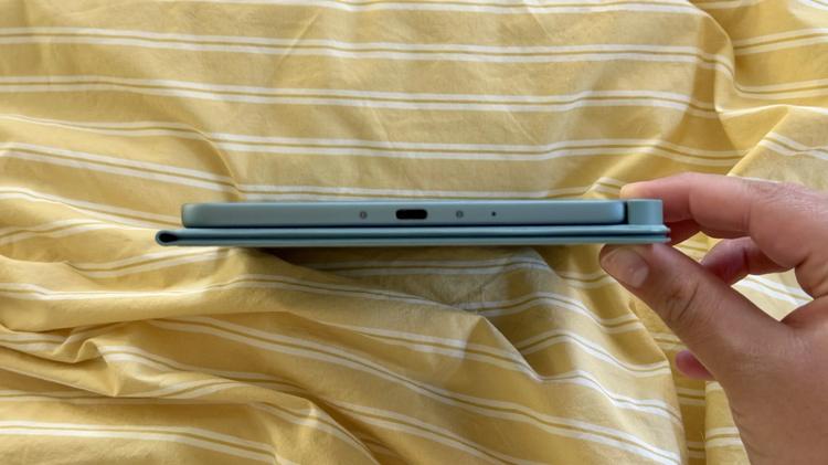 The profile of a Kindle Paperwhite Signature Edition with Page Turn Cover