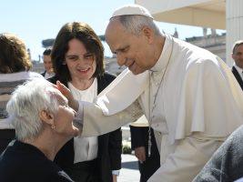 La carezza del Papa e la fragilità che illumina