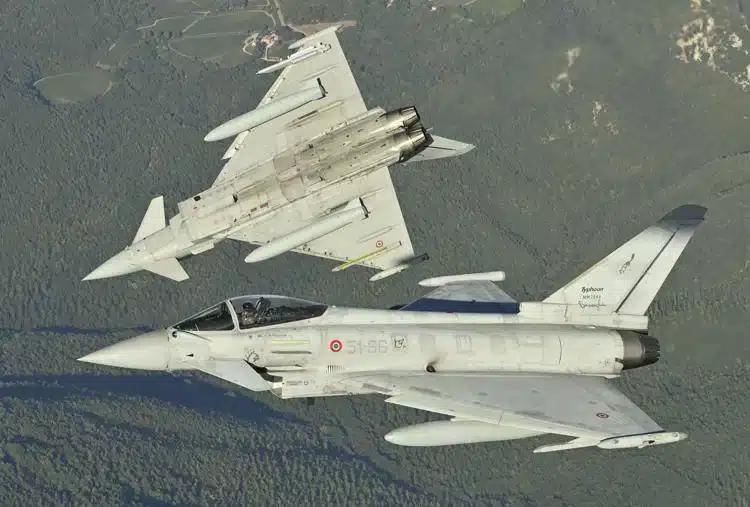 Nato, caccia italiani abbattono un drone in Lituania: fregata russa sfiora elicottero danese, nuovi raid su Kiev