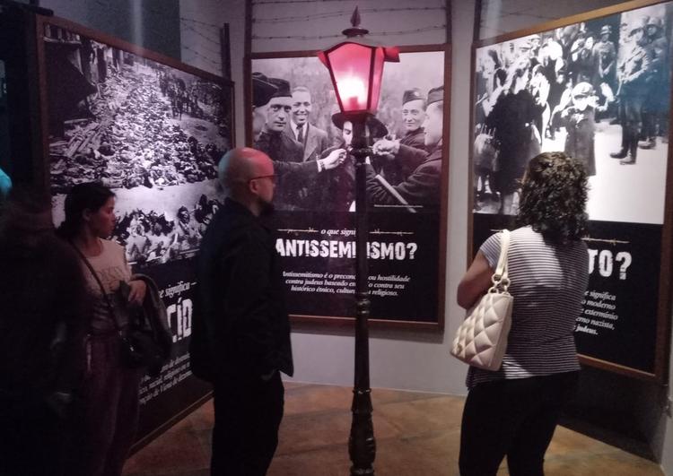Igreja leva alunos para visita ao Memorial do Holocausto