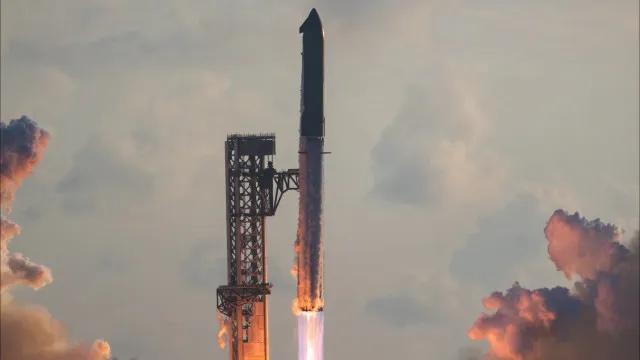 Megafoguete Starship, da SpaceX, faz primeiro voo orbital e lança satélites