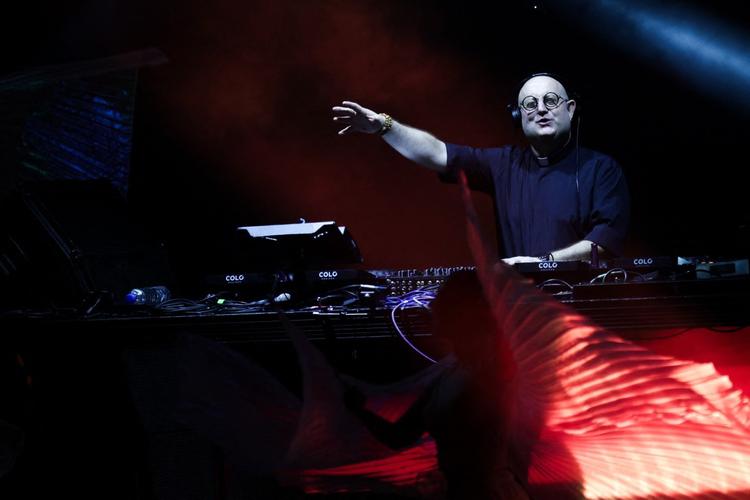 Padre DJ faz 'rave católica' em homenagem ao papa Francisco em Buenos Aires