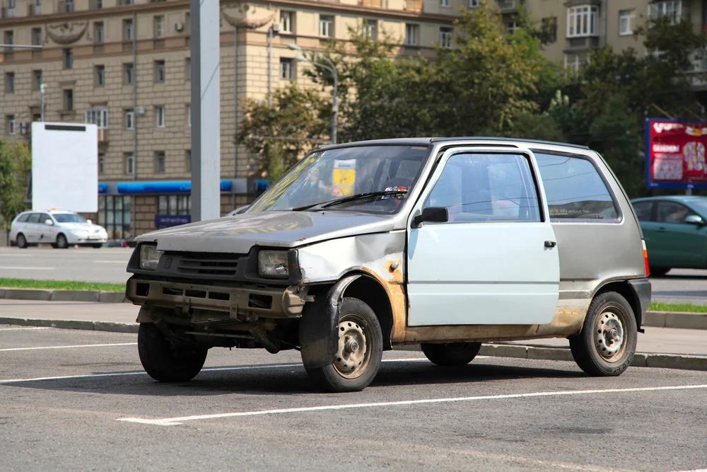Auto sempre più vecchie nel salernitano, l’età media supera i 13 anni: stangata sui premi assicurativi