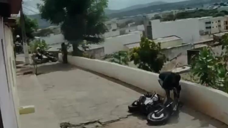 Homem é perseguido por policiais, cai mas consegue fugir após policial deslizar no mesmo morro no PI