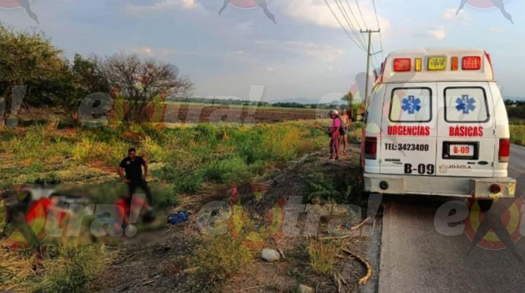 Vuelcan en cuatrimoto en el libramiento de Tlatenchi: Pareja termina en el hospital