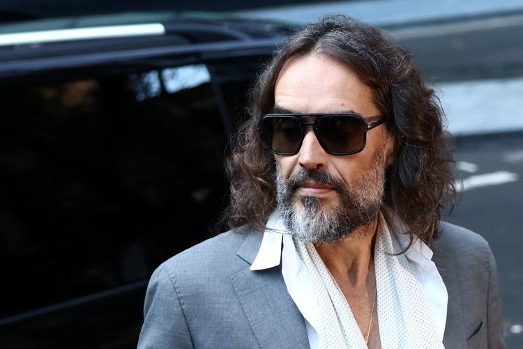 Amiga de mulher que acusa Russell Brand de estupro diz que ator foi 'muito violento'
