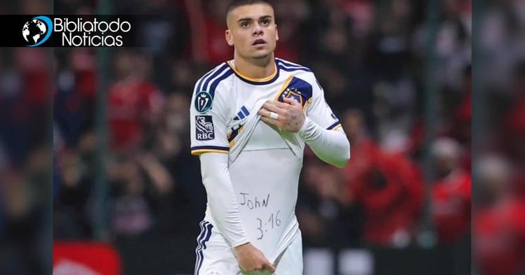 Jugador del LA Galaxy exalta al Señor con Juan 3:16 escrito en su camisa ante miles en un partido