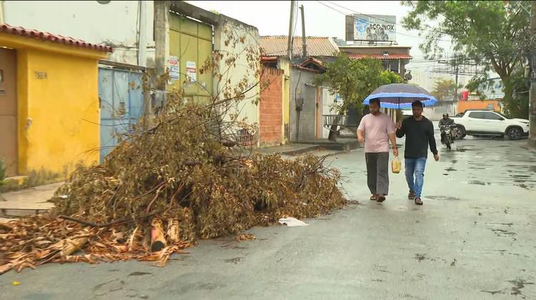 Duas semanas após vendaval, moradores de Nova Iguaçu ainda enfrentam falta de internet e entulho nas ruas