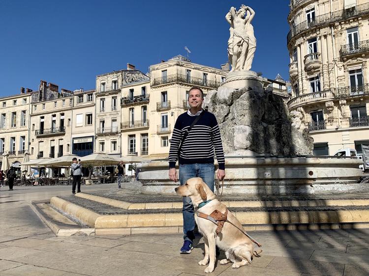 Dominique Bréard et son chien Tacos heureux à Montpellier.