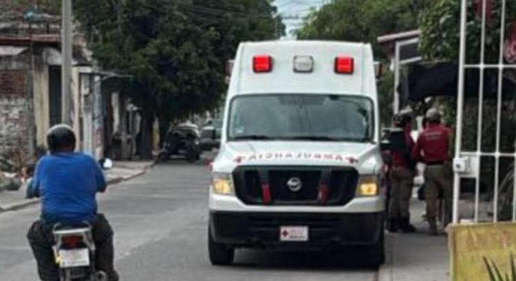 ¡Alarma en Jojutla! Hombre se desploma en la calle por posible derrame cerebral