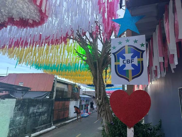 Ruas de Parintins unem cores de Caprichoso, Garantido e Seleção Brasileira em decoração especial