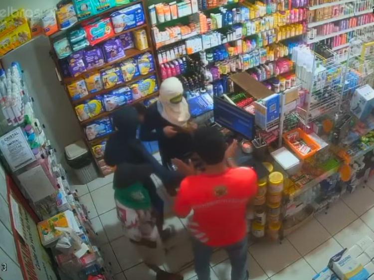 Trio armado rende funcionário e rouba mais de R$ 500 de farmácia no interior do Acre; VÍDEO