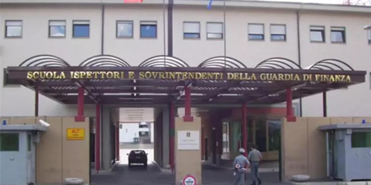 Morta la 22enne precipitata dal palazzo della scuola Gdf all'Aquila