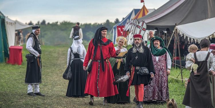  Menschen in mittelalterlicher Kleidung