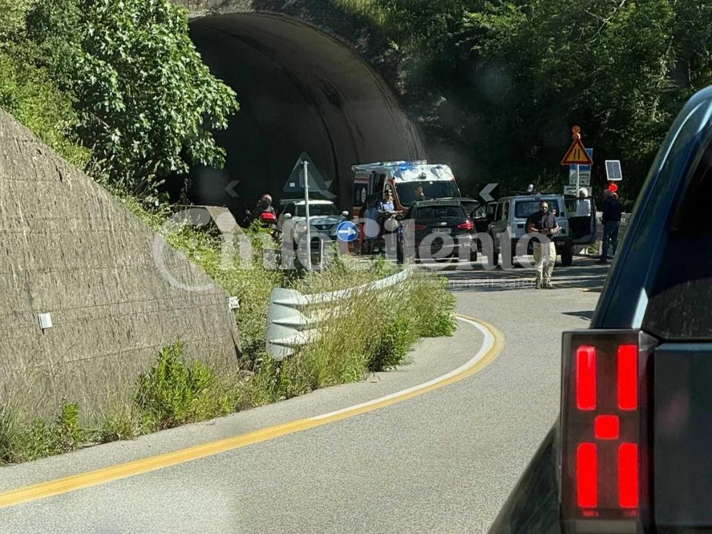 Scontro sulla Bussentina a Caselle in Pittari: tre auto coinvolte e feriti