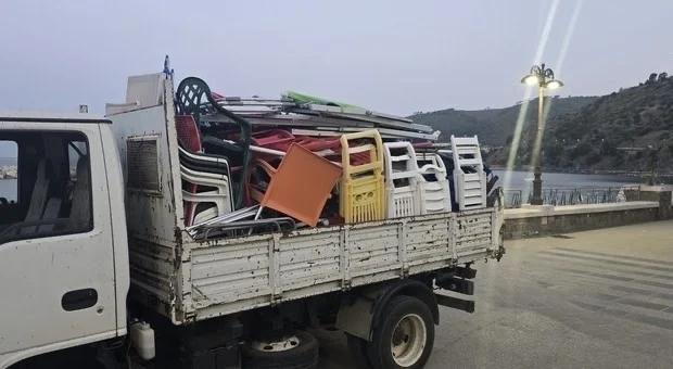 Montecorice, maxi sequestro di ombrelloni e lettini ad Agnone e Capitello: blitz all’alba sulle spiagge libere