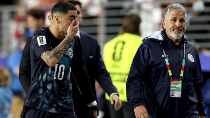ألميرون أول لاعب يُطرد من مباراة بكأس العالم 2026 بسبب قانون “تغطية الفم”