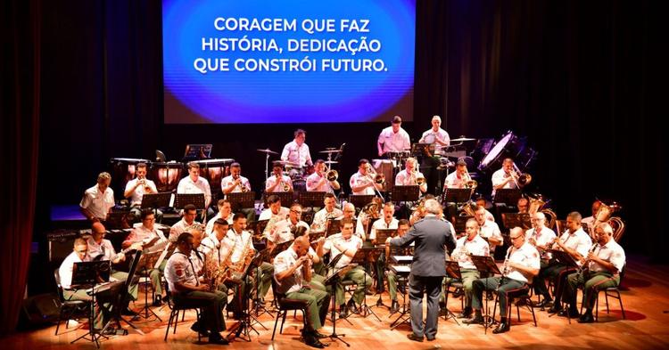 Primeira parada da turnê do centenário dos Bombeiros reúne público no Teatro Municipal de Itajaí