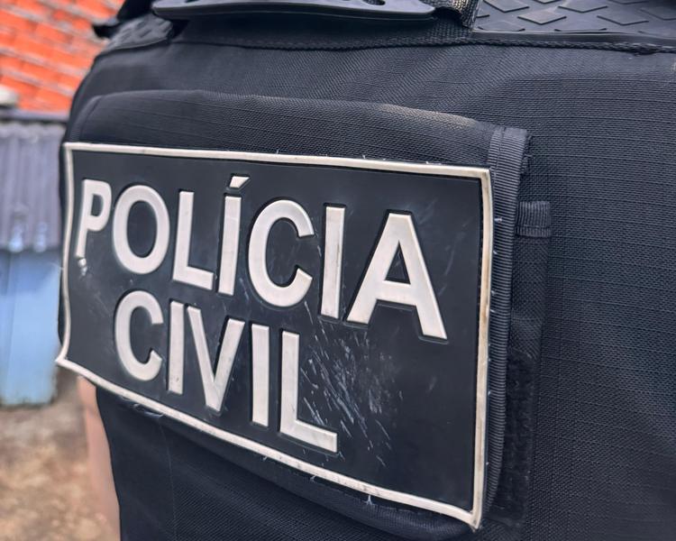 Mulher é suspeita de simular roubo de carro para fraudar seguro e é presa em Porto Alegre
