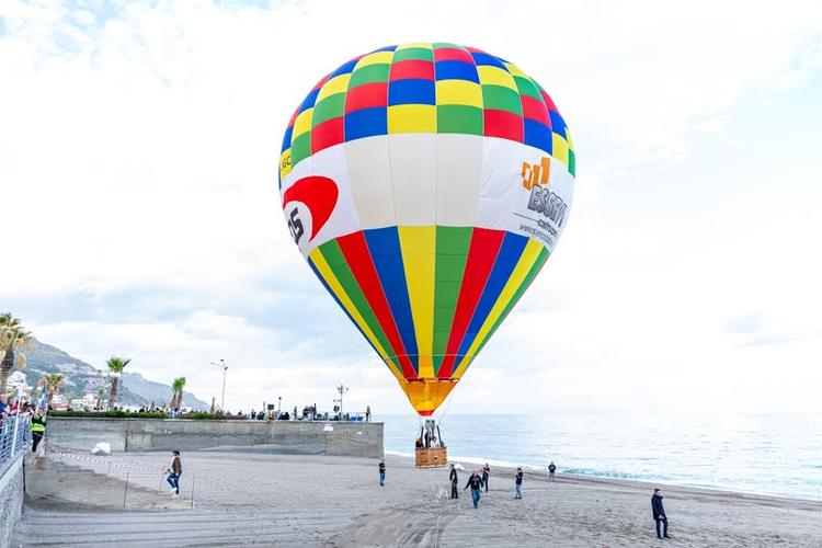🎈 Il mare, visto da un’altra prospettiva. Nel pomeriggio del 1° maggio, il Lungomare di Mazzeo si è riempito di sguardi...