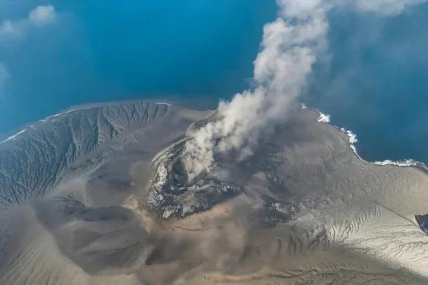 نشاط بركاني قوي بإندونيسيا يستنفر سفارة المغرب