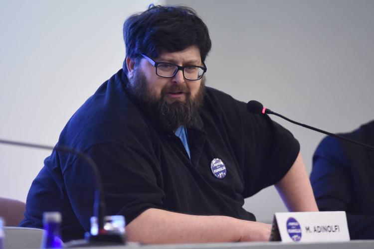 Dal poker all'Isola dei Famosi. Chi è Mario Adinolfi, finito ai domiciliari nell’inchiesta sulla “scommessa collettiva”