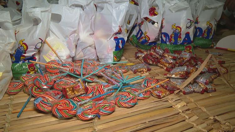 Entenda tradição de dar doces no Dia de Cosme e Damião e conheça o trigêmeo pouco lembrado da festa