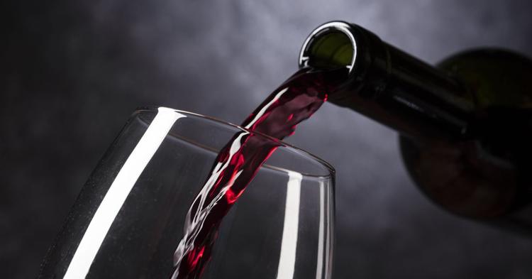 Justiça nega liberdade a mulher que dopava homens com vinho e roubava em BC e Itapema