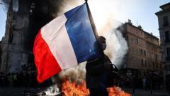 Qué es el "efecto bola de nieve" de la deuda y qué papel tiene en la crítica situación económica que alimenta las protestas en Francia