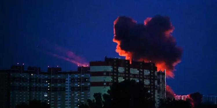 Drone ucraino su un bus russo in Crimea, 7 morti. In fiamme il maxi-terminal petrolifero di San Pietroburgo