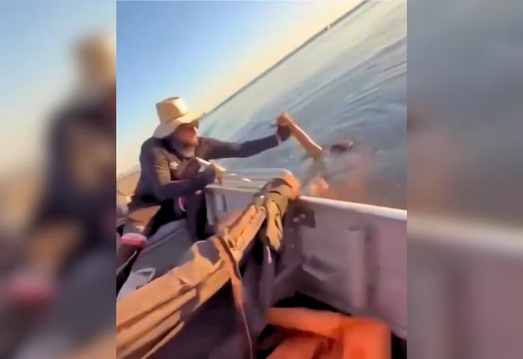 Após mudarem rota devido ao vento, pescadores salvam homem no Lago de Palmas; VÍDEO