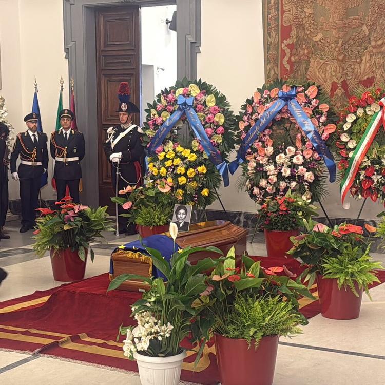 Emma Bonino, la camera ardente in Campidoglio. Moltissimi in coda. Sul feretro la bandiera...