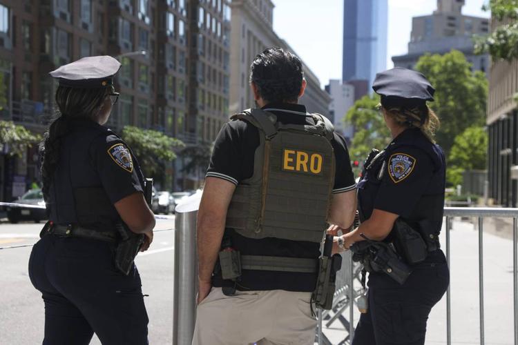 Ordigno incendiario davanti alla sede dell’Fbi, arrestato un uomo: "Manifestante anti-Ice, aveva un manifesto"